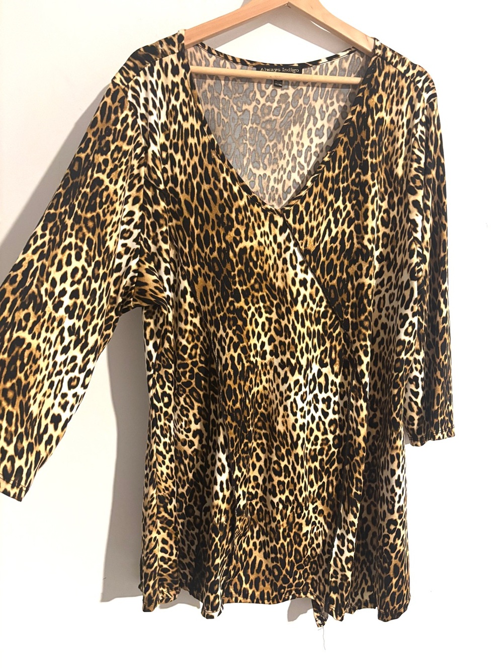 🌺ALWAYS INDIGO Sz 2X Leopard Print VNeck Women’s Stretchy Comfort Top Gold/Black